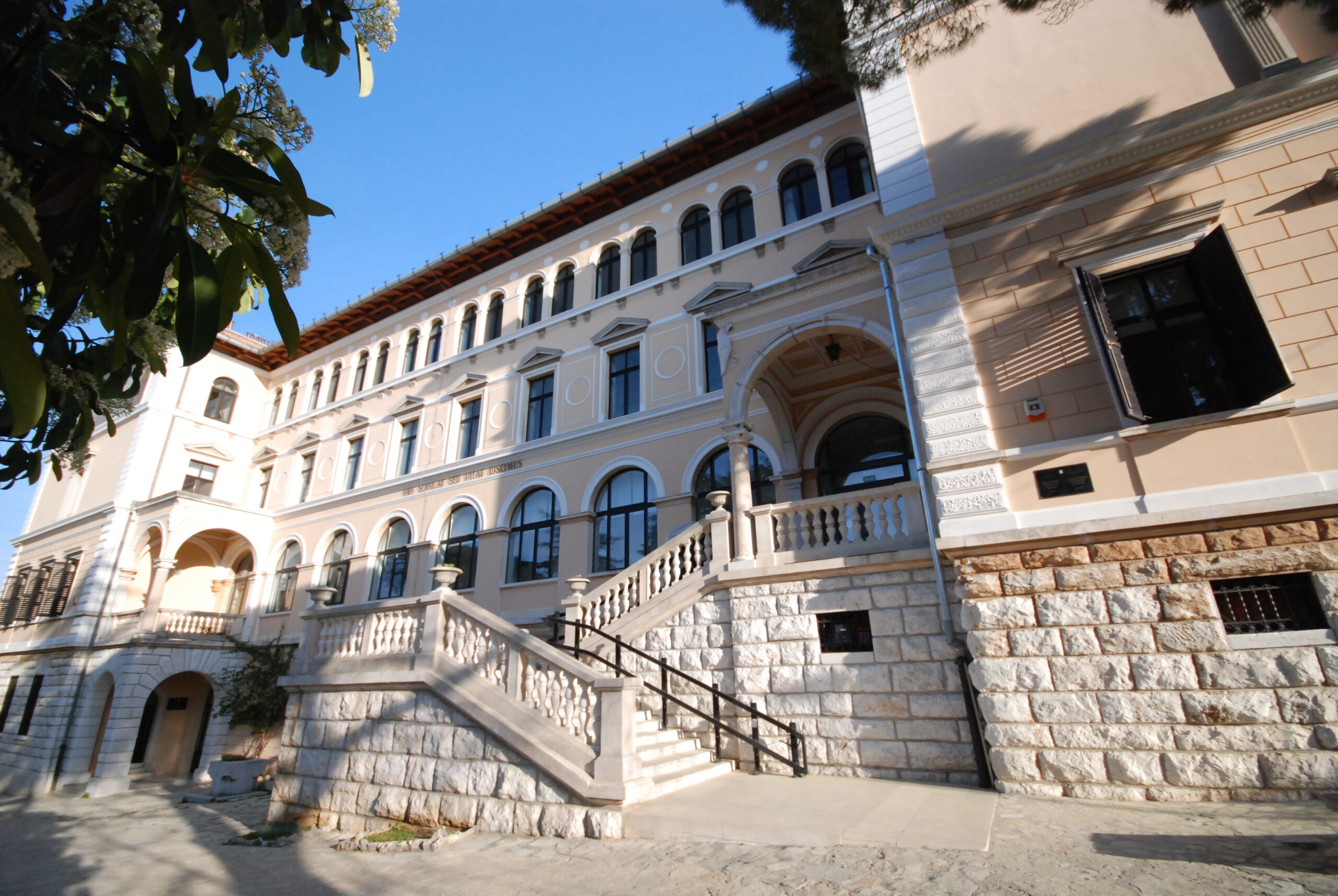 La Scuola media superiore italiana “Antonio Borme” invita i cittadini a inviare vecchie fotografie e materiali per la mostra