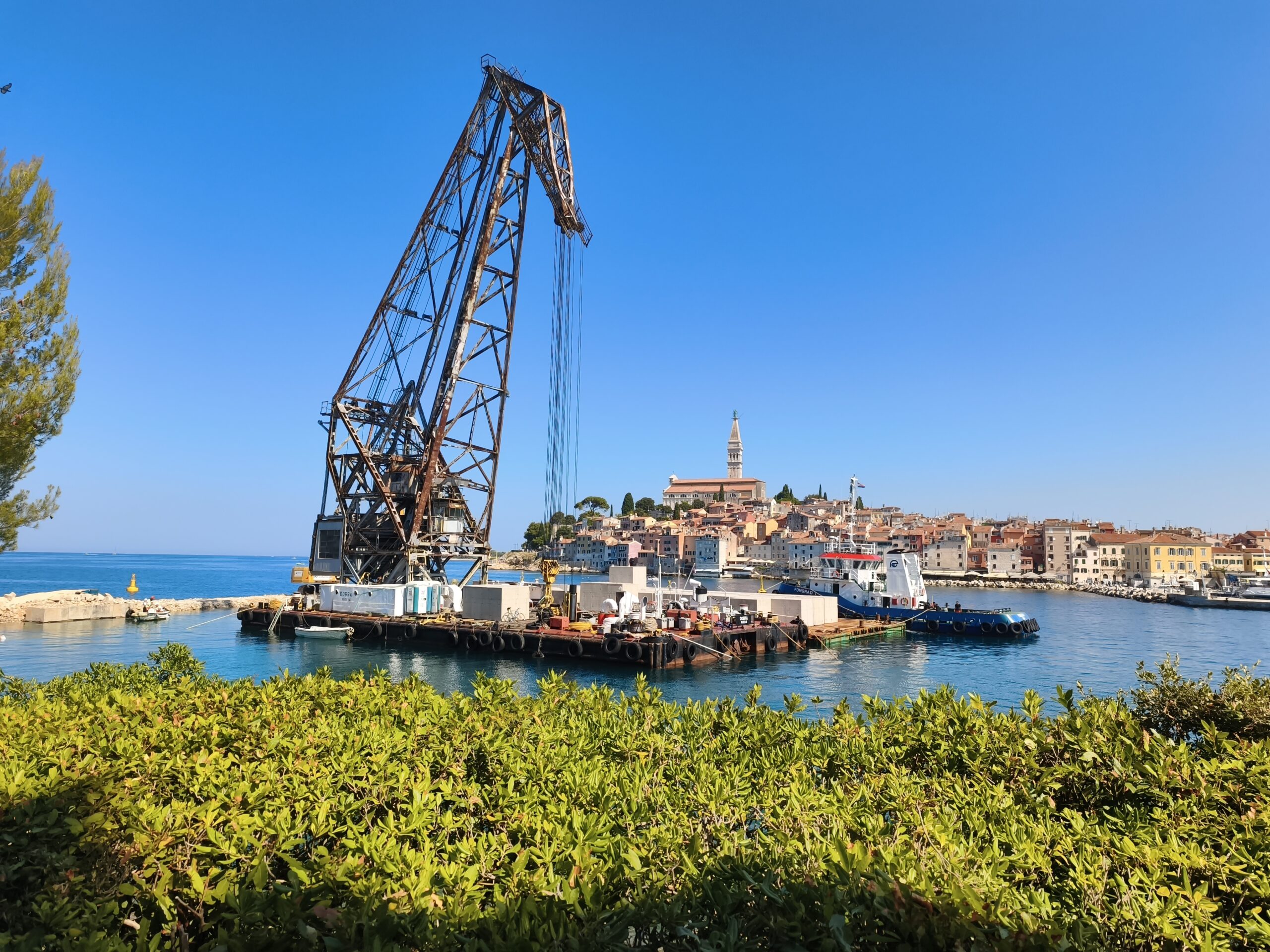 Il Presidente della Regione Miletić ha visitato i lavori di ricostruzione del Frangiflutti settentrionale di Santa Caterina a Rovigno, del valore di quasi 8 milioni di euro
